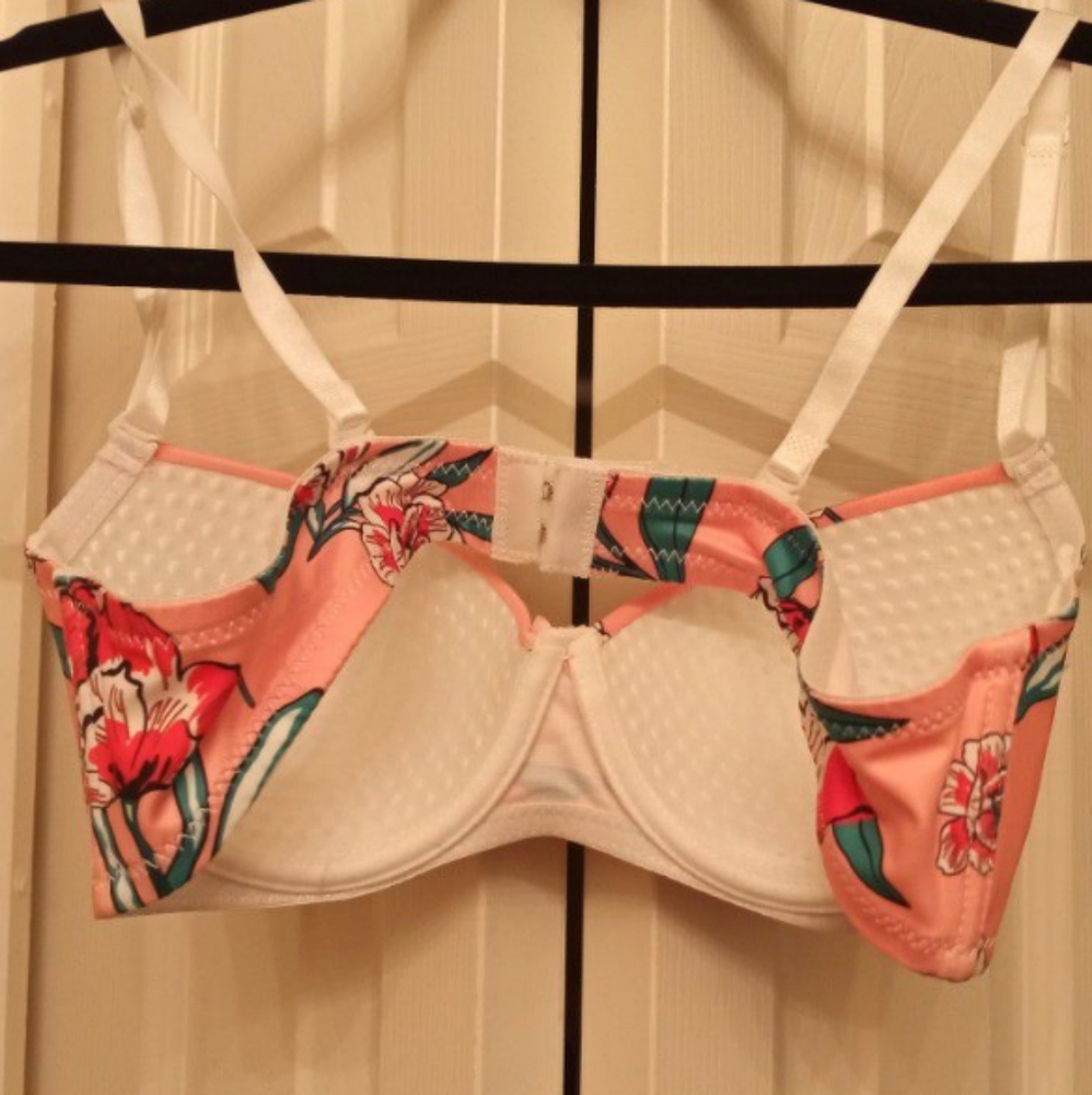 Bras - Picture 2 of 8